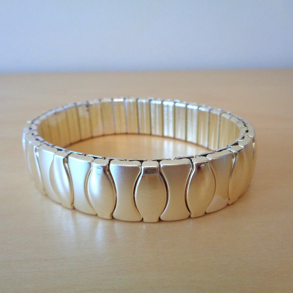 Vintage Napier Light Goldtone Textured Stretch Bracelet Bangle 1/2 Inch Wide